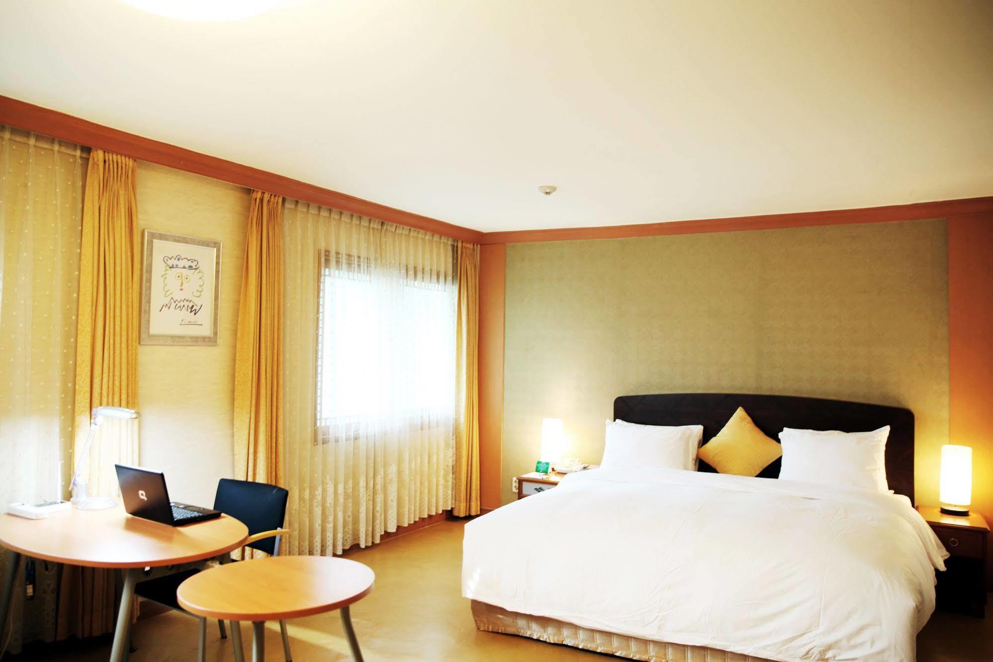 Admiral Hotel Kodzse Kültér fotó